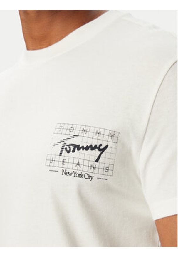 Tommy Jeans T-Shirt Sign DM0DM23177 Kremowy Regular Fit. Kolor: kremowy. Materiał: bawełna