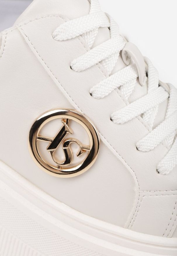 Renee - Białe Sneakersy Vices na Platformie Ozdobione Metaliczną Aplikacją Tatellia. Okazja: na co dzień. Zapięcie: sznurówki. Kolor: biały. Materiał: jeans. Wzór: aplikacja. Obcas: na platformie