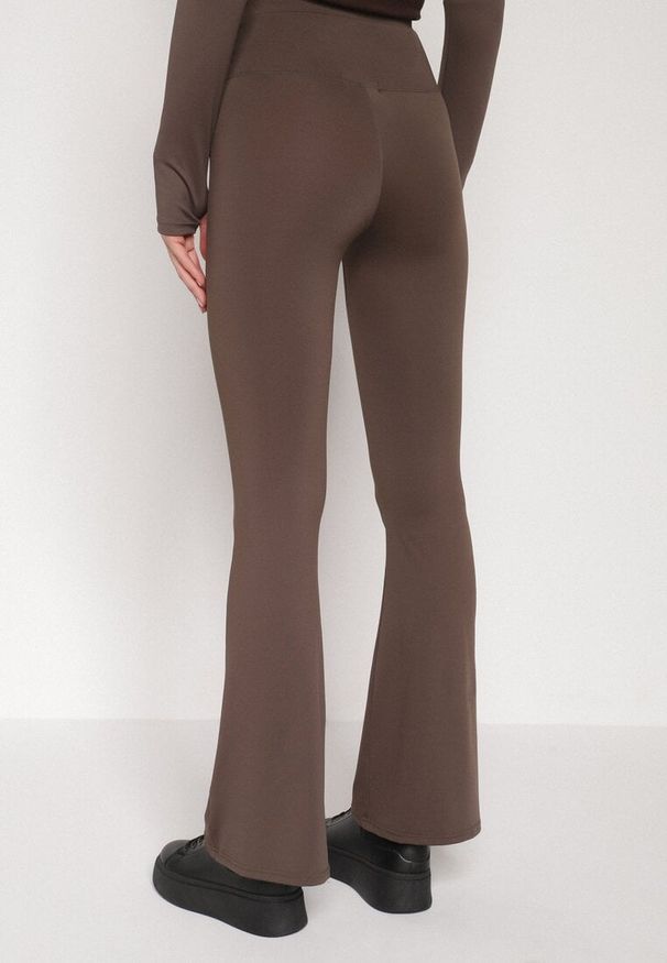 Born2be - Brązowe Elastyczne Spodnie z Gumką w Talii i Wysokim Stanem Brinamla. Stan: podwyższony. Kolor: brązowy. Styl: elegancki