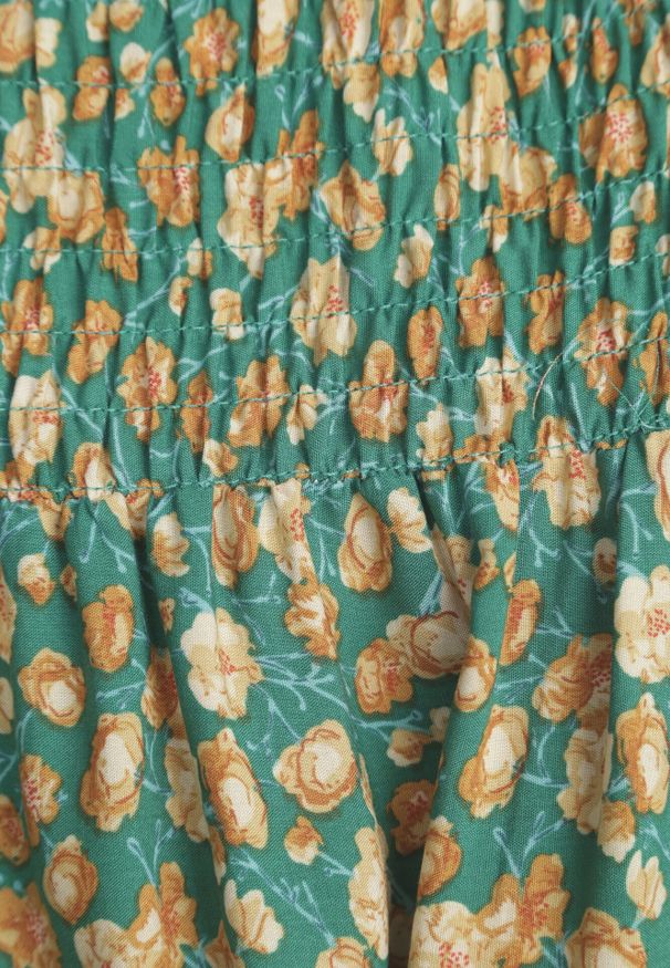 Born2be - Zielona Sukienka z Wiskozy Cheri. Typ kołnierza: dekolt hiszpanka. Kolor: zielony. Materiał: wiskoza. Wzór: kwiaty. Sezon: lato. Typ sukienki: rozkloszowane. Długość: maxi