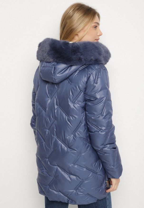 Born2be - Niebieska Pikowana Kurtka z Kapturem z Odpinanym Futerkiem Sevea. Okazja: na spacer. Typ kołnierza: kaptur. Kolekcja: plus size. Kolor: niebieski. Materiał: futro. Styl: klasyczny, sportowy