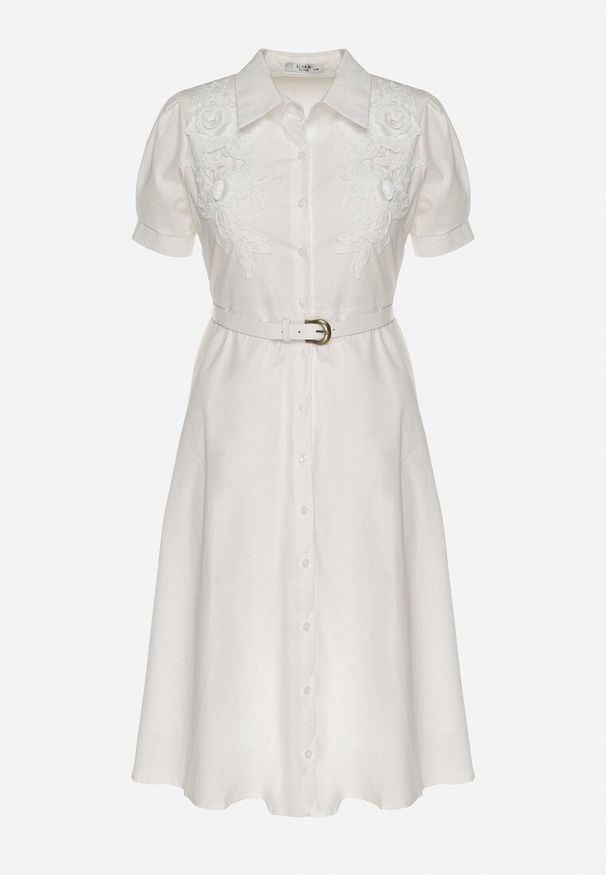 Born2be - Biała Sukienka z Koronką i Ozdobnym Paskiem oraz Kołnierzykiem Gavridia. Okazja: do pracy, na co dzień. Kolor: biały. Materiał: koronka. Długość rękawa: krótki rękaw. Wzór: koronka. Typ sukienki: proste. Styl: elegancki, klasyczny, casual, wizytowy