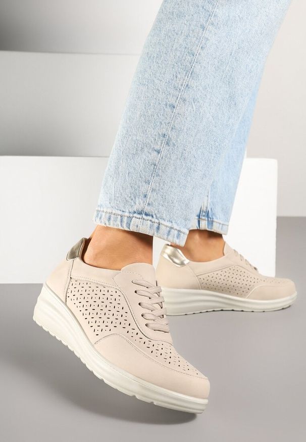 Born2be - Beżowe Sneakersy W Stylu Półbutów na Koturnie z Ażurową Cholewką Varzedi. Okazja: na co dzień, na spacer. Kolor: beżowy. Szerokość cholewki: normalna. Wzór: ażurowy. Sezon: lato. Obcas: na koturnie. Sport: turystyka piesza