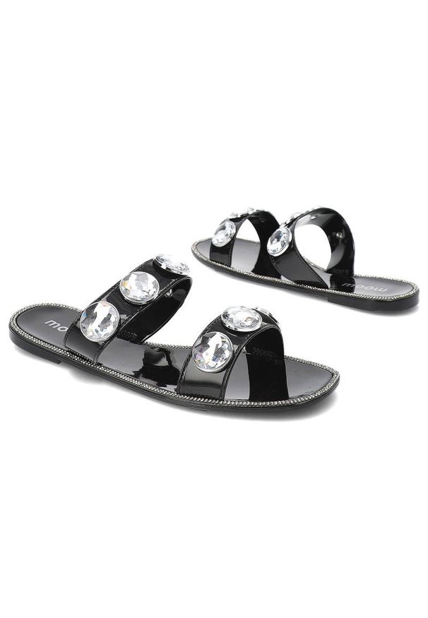 Czarne Klapki Moow Eleganckie Buty Na Lato. Okazja: na co dzień. Kolor: czarny. Materiał: skóra ekologiczna, jeans, materiał, lakier. Wzór: paski, aplikacja. Sezon: lato. Styl: elegancki