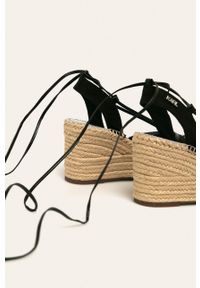 Karl Lagerfeld - Espadryle. Nosek buta: okrągły. Zapięcie: sznurówki. Kolor: czarny. Materiał: syntetyk, materiał, skóra ekologiczna. Szerokość cholewki: normalna. Obcas: na koturnie. Wysokość obcasa: średni #4