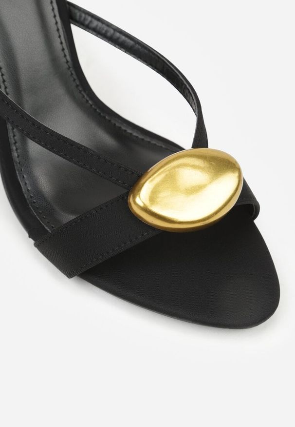 Born2be - Czarne Eleganckie Klapki na Szpilce z Owalną Metaliczną Aplikacją Zelleva. Okazja: na co dzień. Kolor: czarny. Wzór: aplikacja. Obcas: na szpilce. Styl: elegancki