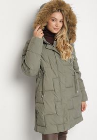 Born2be - Jasnozielona Pikowana Kurtka z Kapturem z Futerkiem Ruvite. Typ kołnierza: kaptur. Kolekcja: plus size. Kolor: zielony. Materiał: futro