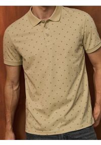 Sinsay - Koszulka polo ze wzorem - beżowy. Typ kołnierza: polo. Kolor: beżowy