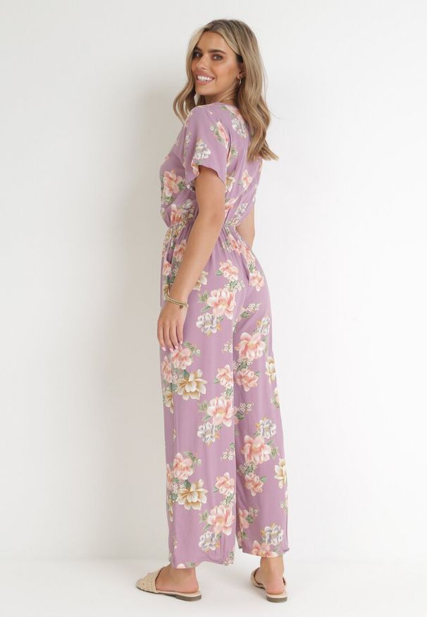 Born2be - Różowy Kwiecisty Kombinezon z Gumką w Pasie i Kopertowym Dekoltem Coralyna. Kolor: różowy. Długość rękawa: krótki rękaw. Długość: krótkie. Sezon: wiosna, lato