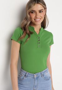 Born2be - Zielony T-shirt Koszulka z Bawełny z Metalicznymi Guzikami Cariena. Okazja: na co dzień. Typ kołnierza: dekolt w kształcie V. Kolor: zielony. Materiał: bawełna. Styl: casual #1