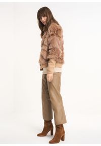 Ochnik - Futro damskie ze ściągaczami w rękawach. Okazja: na co dzień. Typ kołnierza: bez kaptura. Kolor: brązowy. Materiał: futro. Styl: sportowy, casual #3