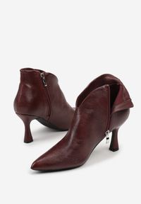 Renee - Bordowe Eleganckie Botki na Klepsydrze ze Szpiczastym Noskiem Sulibbia. Nosek buta: szpiczasty. Kolor: czerwony. Materiał: satyna, jeans. Obcas: na obcasie. Styl: elegancki. Wysokość obcasa: średni #5
