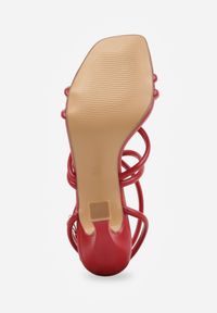 Renee - Czerwone Sandały na Klepsydrowej Szpilce z Geometrycznymi Paskami Molthise. Zapięcie: pasek. Kolor: czerwony. Wzór: geometria. Obcas: na szpilce. Styl: wizytowy, glamour #6