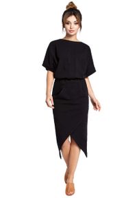MOE - Czarna Sukienka z Kopertowo Zakładanym Dołem. Kolor: czarny. Materiał: bawełna, elastan. Typ sukienki: kopertowe