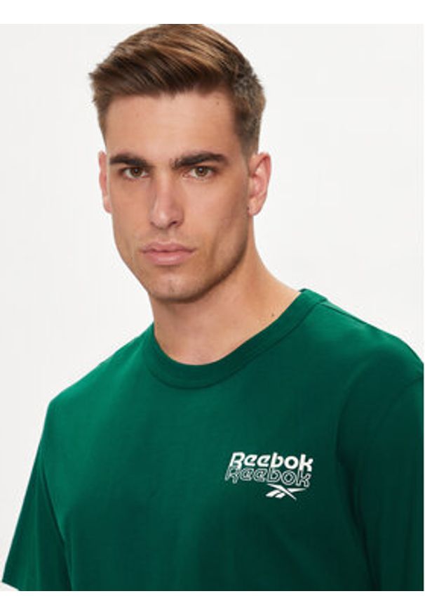 Reebok T-Shirt Ri Brand Proud Gfx Ss Tee 100076384 Zielony Regular Fit. Kolor: zielony. Materiał: bawełna