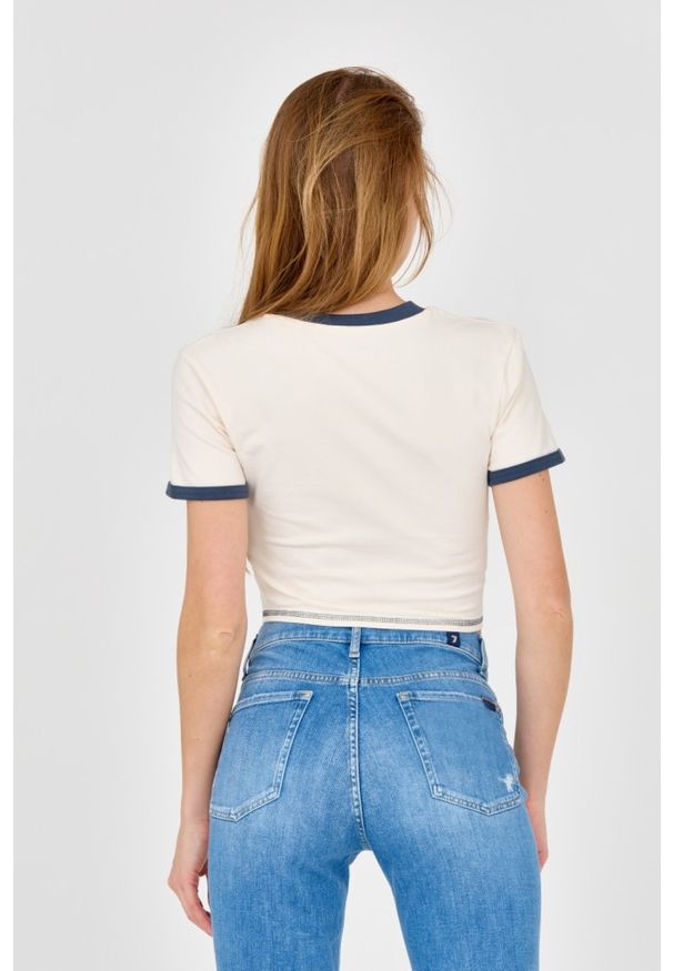 Guess - GUESS Ecru crop top. Kolor: biały. Materiał: bawełna. Długość: krótkie