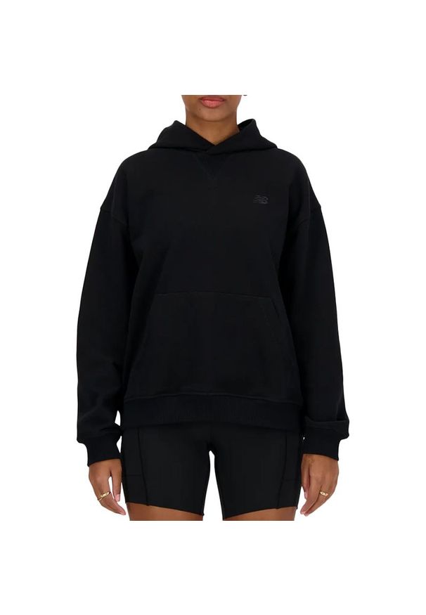 Bluza New Balance WT41537BK - czarna. Okazja: na co dzień. Kolor: czarny. Materiał: materiał, bawełna, dresówka, prążkowany. Styl: casual, klasyczny