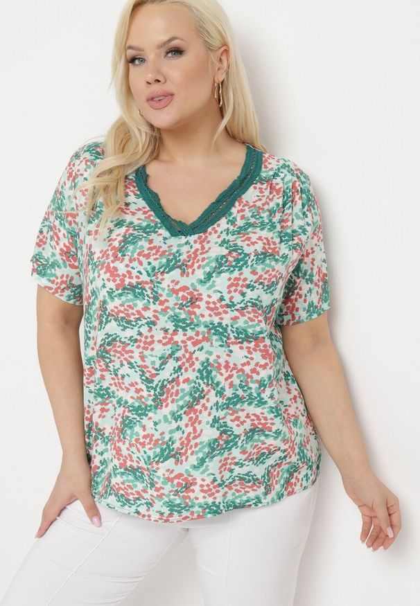 Born2be - Zielono-Różowa Wiskozowa Bluzka z Krótkim Rękawem i Dekoltem Typu V-Neck Natloza. Kolor: zielony. Materiał: wiskoza. Długość rękawa: krótki rękaw. Długość: krótkie