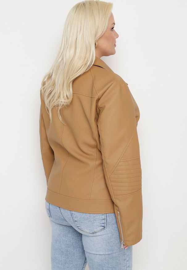 Born2be - Brązowa Kurtka Ramoneska z Ekoskóry z Ozdobnymi Paskami na Napy Bellassa. Typ kołnierza: kołnierzyk stójkowy. Kolekcja: plus size. Kolor: brązowy. Wzór: paski