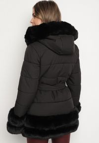 Born2be - Czarna Taliowana Kurtka z Paskiem Kapturem i Ozdobnym Futrem Rainaria. Okazja: na co dzień, do pracy, na spotkanie biznesowe. Kolor: czarny. Materiał: futro. Styl: casual, elegancki, biznesowy, retro #6