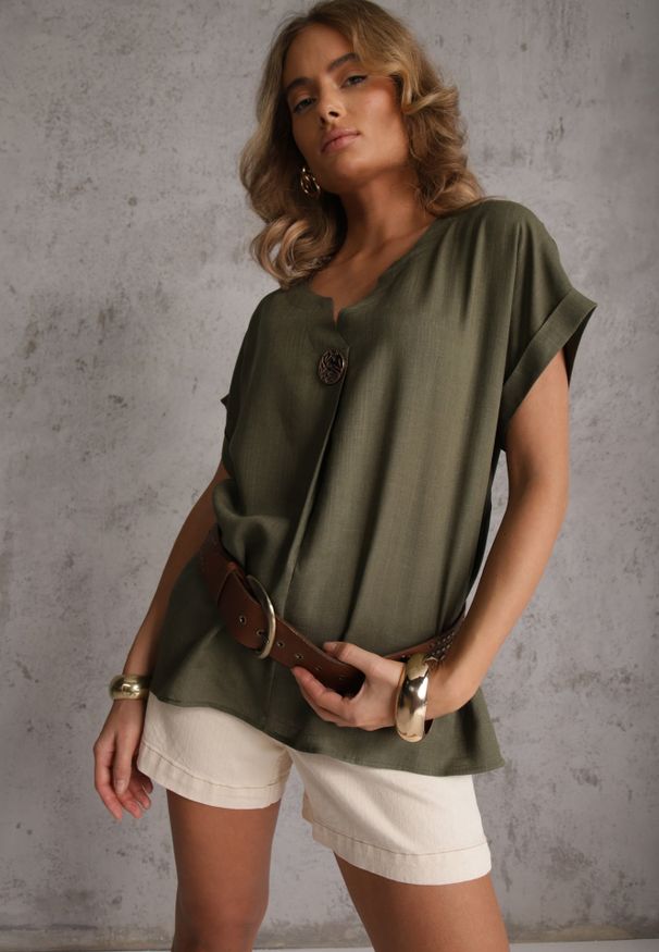 Renee - Zielona Bluzka z Lnem i Wiskozą o Nietoperzowym Kroju z Krótkim Rękawem Herira. Okazja: na co dzień. Typ kołnierza: dekolt w serek. Kolor: zielony. Długość: krótkie. Wzór: aplikacja. Materiał: wiskoza, len. Długość rękawa: krótki rękaw. Sezon: lato. Styl: casual, elegancki