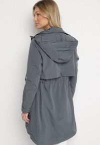 Born2be - Szara Kurtka w Stylu Parki z Odpinanym Kapturem i Troczkami Halirsa. Okazja: na spacer, na co dzień. Typ kołnierza: golf. Kolor: szary. Materiał: jeans, dzianina. Styl: casual, klasyczny #7