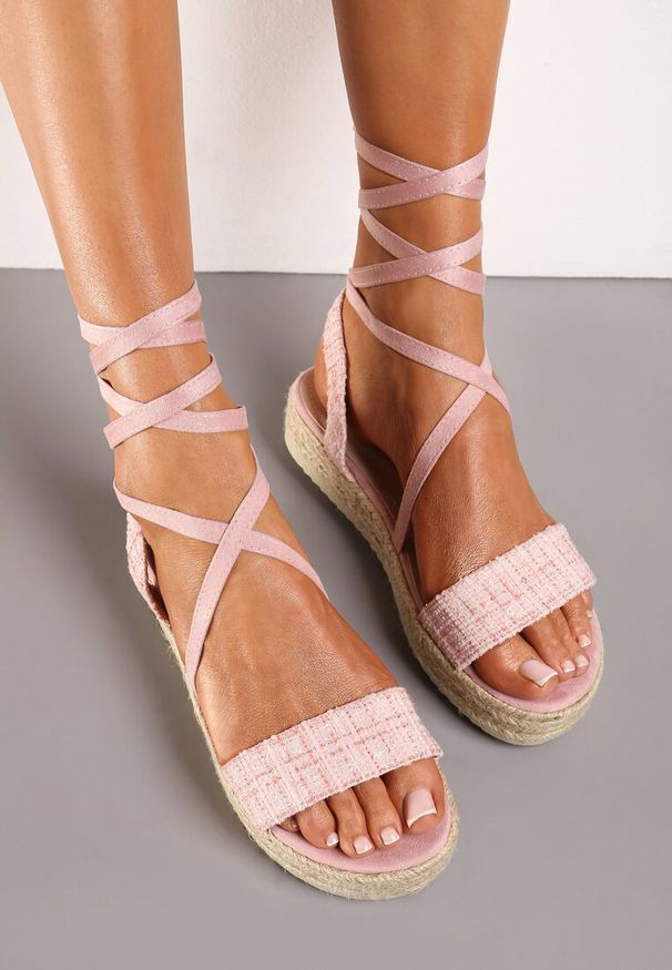 Born2be - Różowe Sandały na Plecionej Platformie Wiązane Wokół Kostki Rigasta. Okazja: na spacer, na imprezę. Kolor: różowy. Materiał: len. Sezon: lato. Obcas: na platformie. Styl: wakacyjny, elegancki
