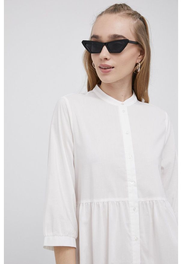 Vero Moda sukienka kolor biały mini rozkloszowana. Kolor: biały. Materiał: tkanina. Typ sukienki: rozkloszowane. Długość: mini
