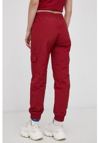 Champion Spodnie damskie kolor bordowy gładkie. Stan: podwyższony. Kolor: czerwony. Materiał: tkanina. Wzór: gładki