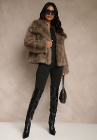 Renee - Jasnobrązowa Kurtka Futerko Ozdobione Cieniowanym Motywem Monideva. Kolor: brązowy. Materiał: futro. Wzór: aplikacja. Sezon: wiosna. Styl: elegancki #5