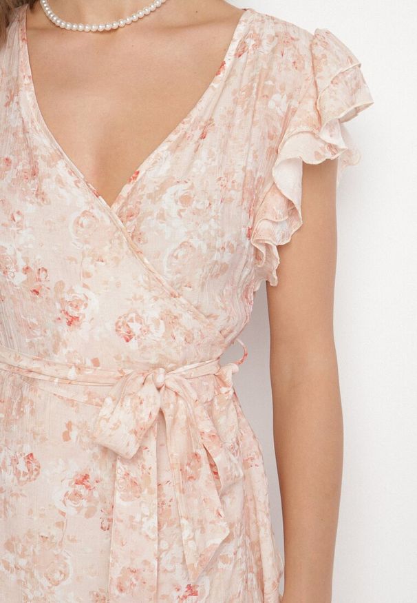 Born2be - Różowa Bawełniana Sukienka o Asymetrycznym Kroju z Falbankami w Kwiaty Jommea. Okazja: na co dzień. Typ kołnierza: kołnierz z falbankami. Kolor: różowy. Materiał: bawełna. Długość rękawa: krótki rękaw. Wzór: kwiaty. Typ sukienki: asymetryczne. Styl: casual, elegancki