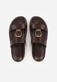 Renee - Ciemnobrązowe Klapki Ozdobione Paskiem z Metaliczną Klamrą Kellyss. Okazja: na spacer, na co dzień. Kolor: brązowy. Materiał: jeans. Wzór: aplikacja. Sezon: wiosna. Styl: casual #6