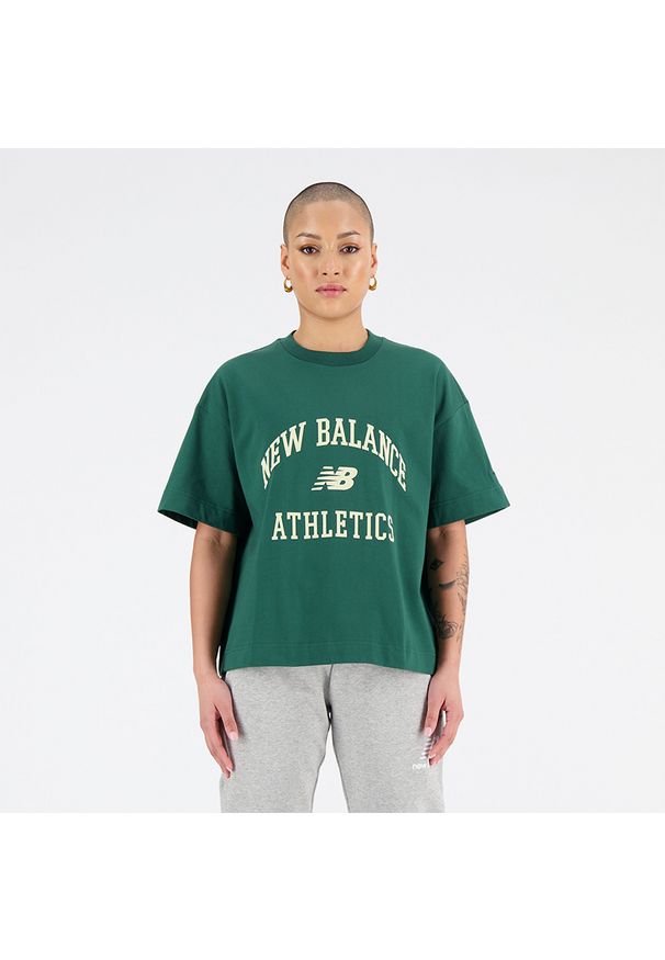 Koszulka damska New Balance WT33551NWG – zielona. Kolor: zielony. Materiał: materiał, bawełna. Długość rękawa: krótki rękaw. Długość: krótkie. Wzór: napisy