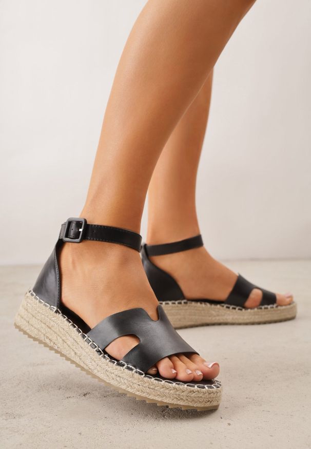 Born2be - Czarne Sandały VICES na Grubej Plecionej Podeszwie Meztora. Okazja: na co dzień. Zapięcie: sprzączka. Kolor: czarny. Wzór: ażurowy. Sezon: lato. Styl: elegancki, klasyczny, casual