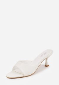 Born2be - Białe Klapki na Niskiej Szpilce z Odkrytym Noskiem Cametea. Okazja: na co dzień. Nosek buta: otwarty. Kolor: biały. Materiał: len. Obcas: na obcasie. Styl: casual, elegancki. Wysokość obcasa: niski #7