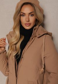 Renee - Beżowa Długa Kurtka Pikowana z Odpinanym Kapturem i Rozcięciami na Napy Nissira. Okazja: na co dzień. Kolor: beżowy. Materiał: jeans. Długość: długie. Styl: elegancki, casual #5