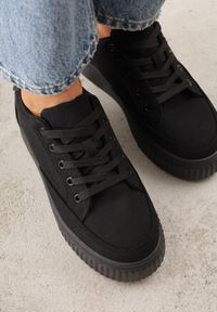 Renee - Czarne Chunky Sneakersy na Tłoczonej Platformie Trianne. Okazja: na spacer, na co dzień. Zapięcie: sznurówki. Kolor: czarny. Materiał: jeans. Wzór: aplikacja. Obcas: na platformie. Sport: turystyka piesza #3