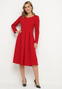 Born2be - Czerwona Rozkloszowana Sukienka Wieczorowa ze Szpiczastym Dekoltem Temithiel. Okazja: na co dzień. Kolor: czerwony. Materiał: jeans. Wzór: aplikacja. Typ sukienki: proste. Styl: wizytowy #1