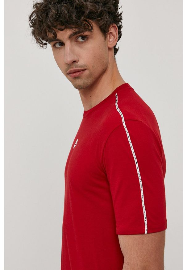 Nike Sportswear - T-shirt. Okazja: na co dzień. Kolor: czerwony. Wzór: nadruk. Styl: casual