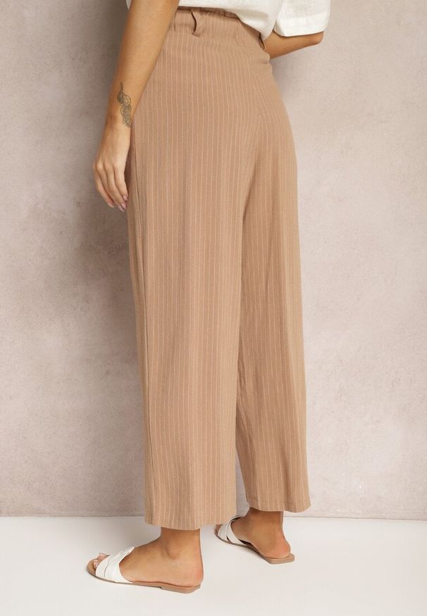 Renee - Beżowe Spodnie Regular w Prążki High Waist Sallamia. Okazja: na co dzień. Stan: podwyższony. Kolor: beżowy. Materiał: tkanina. Wzór: prążki. Styl: klasyczny, elegancki, casual