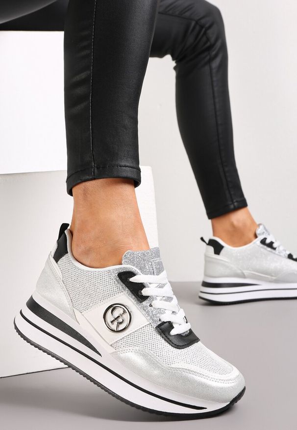 Renee - Srebrne Sneakersy na Niskiej Platformie Zdobione Brokatem Efinas. Kolor: srebrny. Wzór: aplikacja. Obcas: na platformie