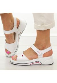 Białe skórzane sandały damskie Cambell 07310. Okazja: na co dzień, do pracy, na spacer. Kolor: biały. Materiał: skóra. Sezon: wiosna, lato. Styl: casual, klasyczny, elegancki #1