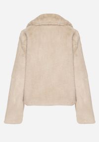 Born2be - Beżowa Krótka Kurtka Futerko z Kołnierzem w Eleganckim Stylu Giriselle. Okazja: na co dzień. Kolor: beżowy. Materiał: futro. Długość: krótkie. Sezon: zima. Styl: elegancki #4