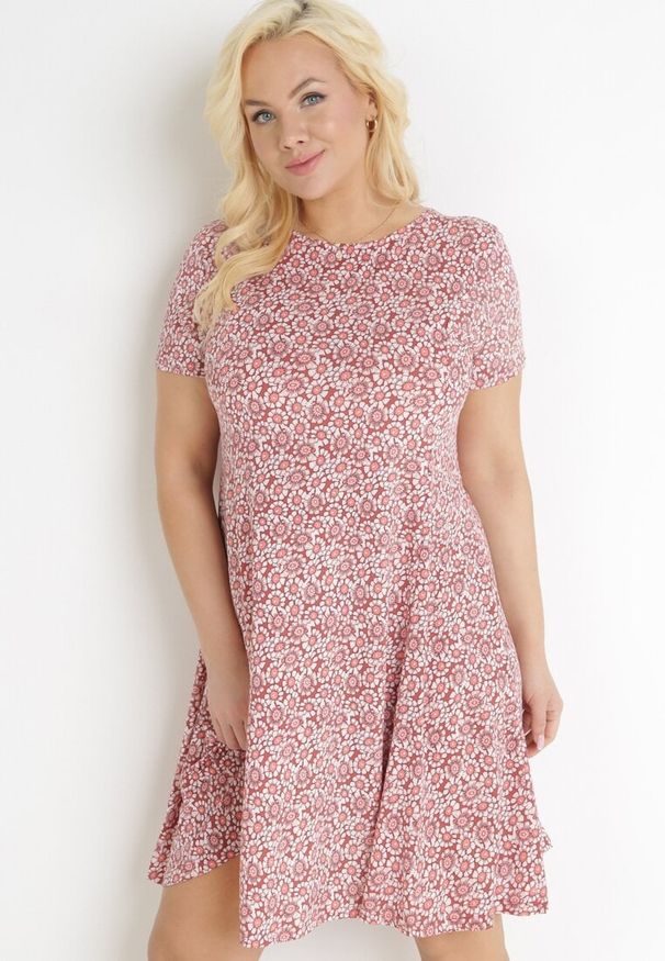 Born2be - Ciemnoróżowa Trapezowa Sukienka Mini w Kwiatowy Wzór Aganis. Kolor: różowy. Materiał: materiał. Długość rękawa: krótki rękaw. Wzór: kwiaty. Typ sukienki: trapezowe. Długość: mini