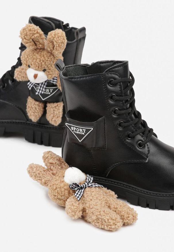 Born2be - Czarne Botki Workery Ozdobione Królikiem 3D Retisa. Okazja: na co dzień. Kolor: czarny. Materiał: jeans. Wzór: aplikacja. Styl: casual, elegancki