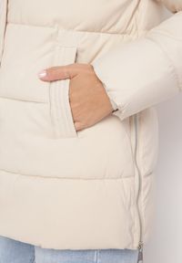 Born2be - Jasnobeżowa Kurtka Pikowana z Nieodpinanym Kapturem i Suwakami na Dole Nornals. Okazja: na co dzień. Kolor: beżowy. Materiał: jeans. Sezon: zima, jesień. Styl: klasyczny, casual #4