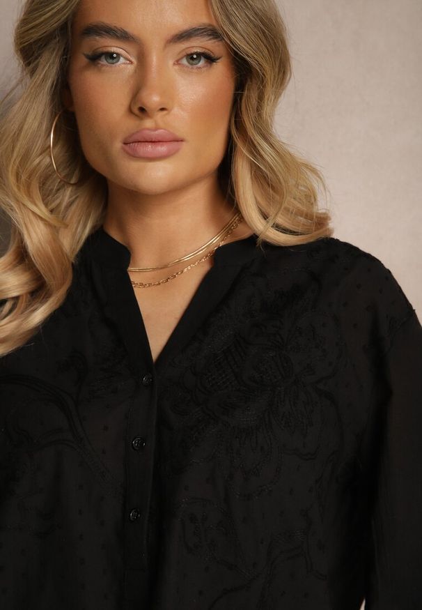 Renee - Czarna Bawełniana Koszula Ozdobiona Haftem i Regulowanymi Rękawami Aranovia. Okazja: na co dzień. Typ kołnierza: dekolt w kształcie V. Kolor: czarny. Materiał: bawełna. Wzór: aplikacja, haft. Styl: casual, elegancki