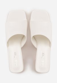 Born2be - Białe Minimalistyczne Klapki na Słupku z Odkrytym Kwadratowym Noskiem Monaera. Okazja: na co dzień, na ślub cywilny, na wesele. Kolor: biały. Wzór: gładki. Obcas: na słupku. Styl: casual, elegancki #8