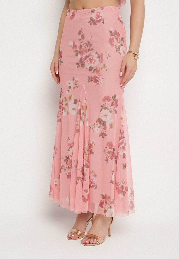 Born2be - Różowy Komplet w Kwiaty Spódnica i Top z Wiązanymi Ramiączkami i Falbankami Torellina. Kolor: różowy. Materiał: jeans. Wzór: kwiaty