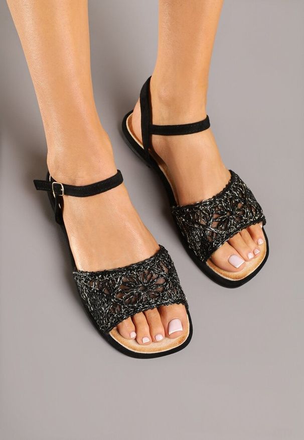 Born2be - Czarne Sandały z Metaliczną Nicią Divisra. Okazja: na spacer, na co dzień. Zapięcie: sprzączka. Kolor: czarny. Wzór: aplikacja. Sezon: lato. Styl: elegancki, casual